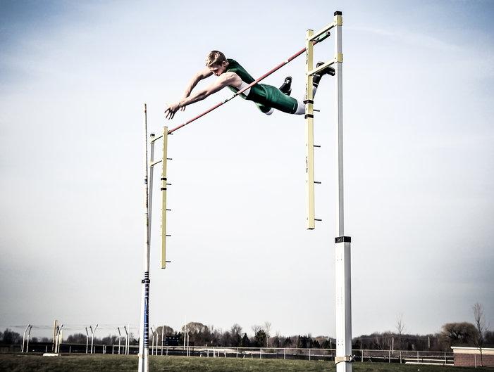 Alex Peskin breaks Jenison High School pole vault record