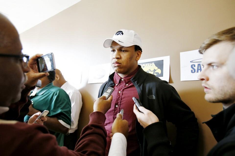 OT Alaric Jackson commits to Iowa football despite late Michigan offer