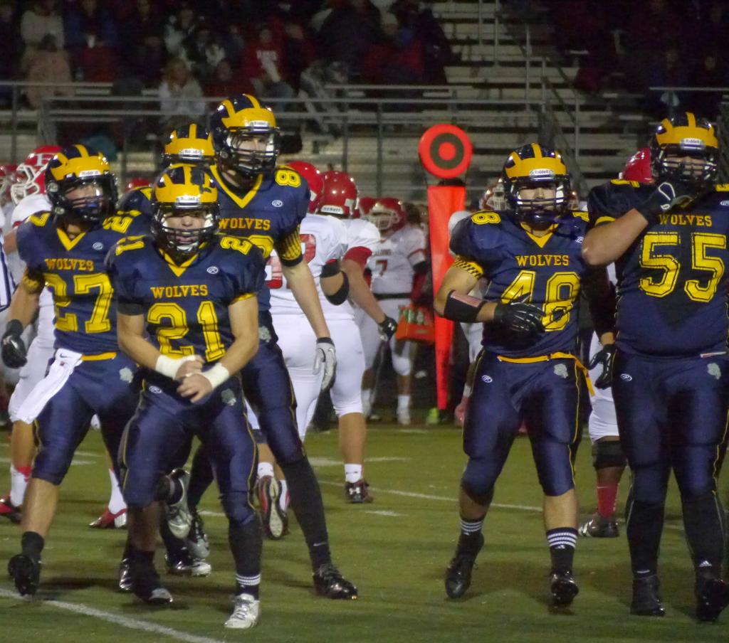Clarkston defeats Romeo, 4210, in Division 1 football district final