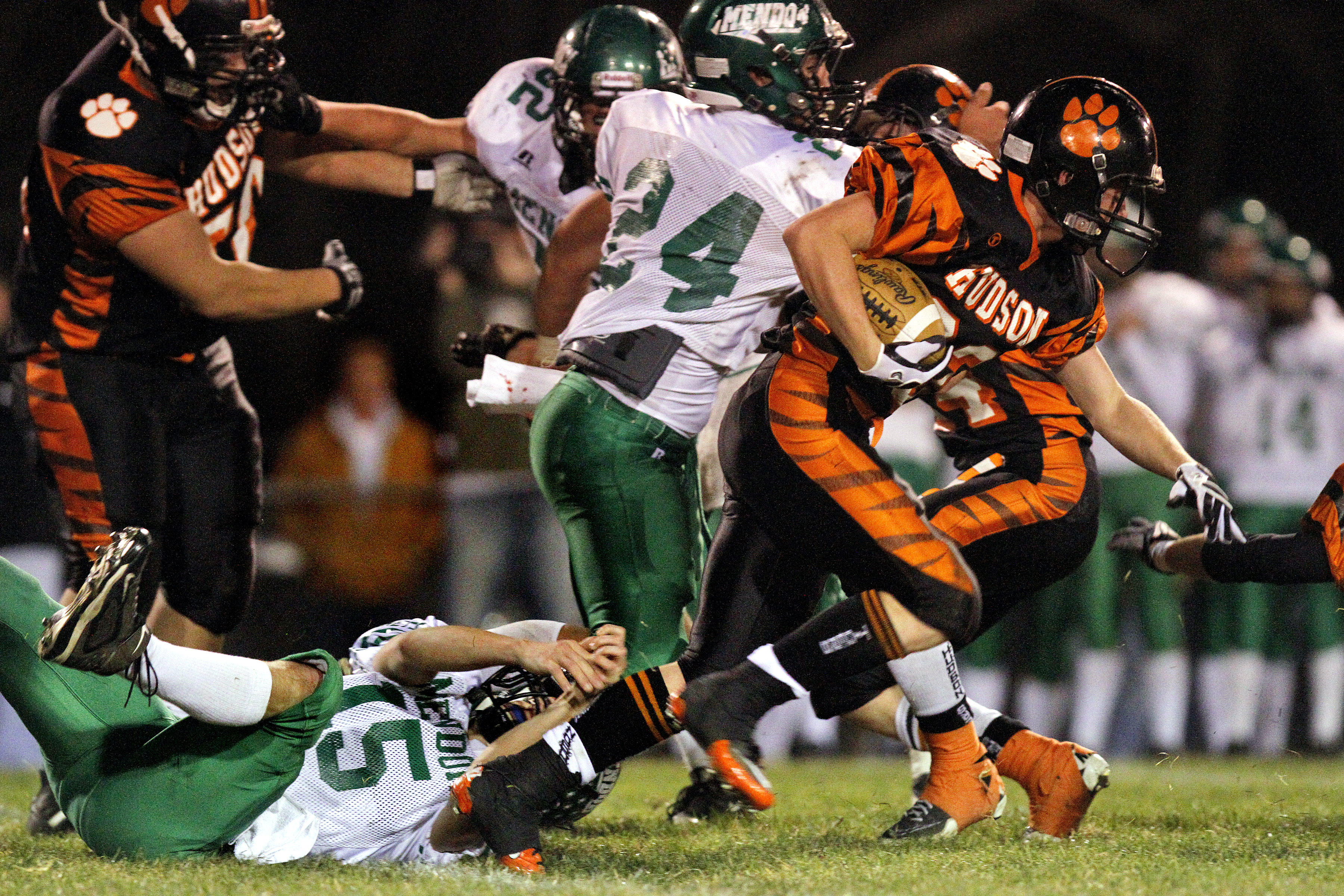 Run game gets the best of Mendon football team as fall to