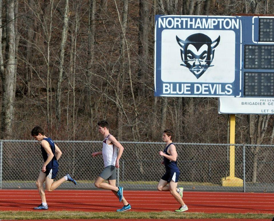 Five teams qualify for nationals in 800meter sprint medley relay at