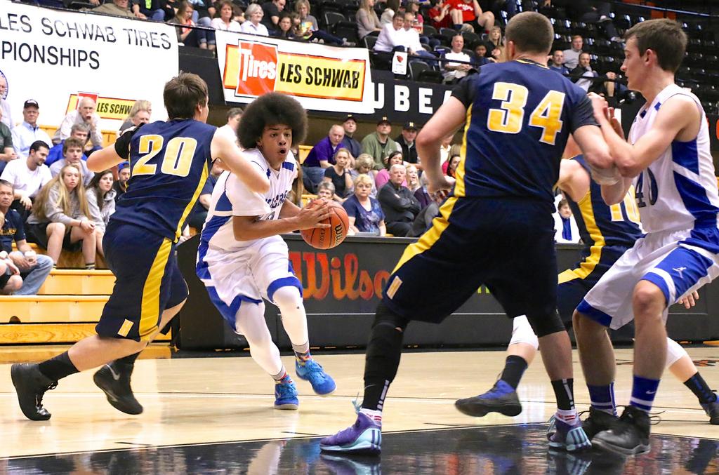 La Grande holds off Henley 5956 OSAA 4A boys basketball tournament