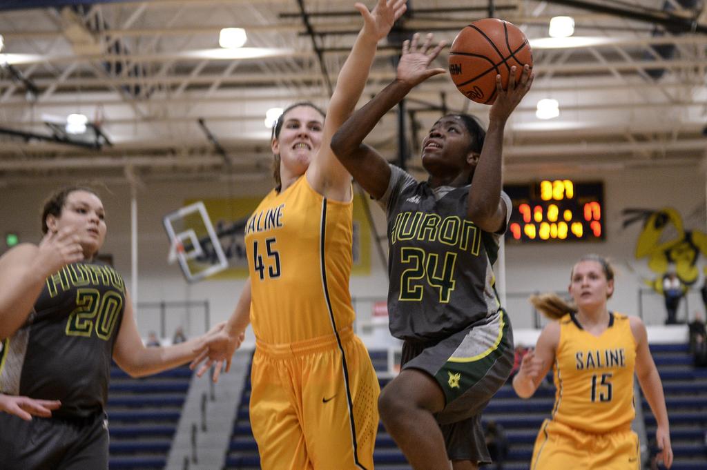 Ann Arbor Huron defeats Detroit Mumford 59-43 in Motor City Roundball Classic