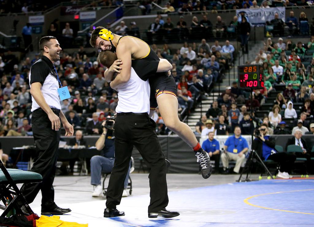 3-second pin by Voorhees' Fernandes sets record for 285-pounders